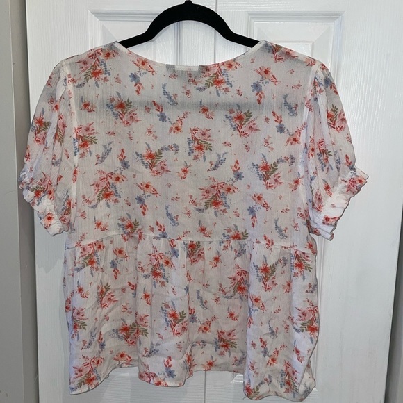 🖤 Floral Blouse with Ruched Front 🖤 - Picture 5 of 5